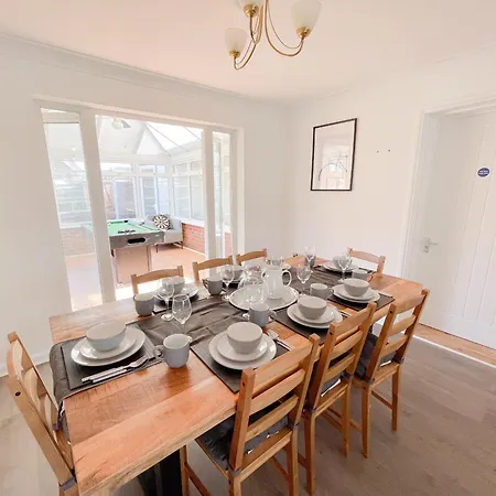 Opulent 5 Bedroom Retreat With Hot Tub And Entertainment Sheerness Exterior photo