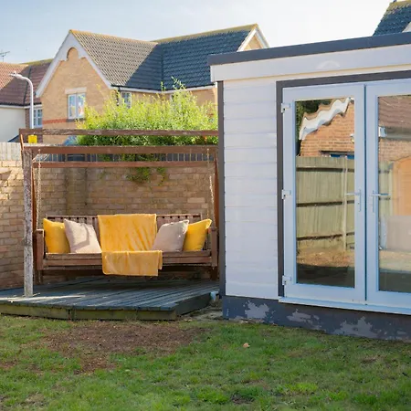 Opulent 5 Bedroom Retreat With Hot Tub And Entertainment Sheerness Exterior photo