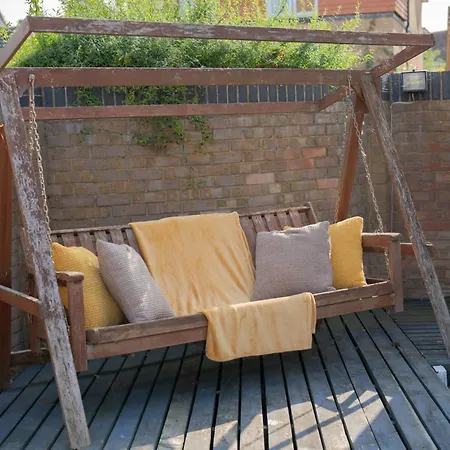 Opulent 5 Bedroom Retreat With Hot Tub And Entertainment Sheerness Exterior photo