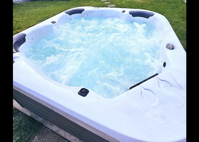 Opulent 5 Bedroom Retreat With Hot Tub And Entertainment
