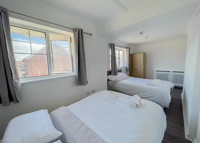 Opulent 5 Bedroom Retreat With Hot Tub And Entertainment
