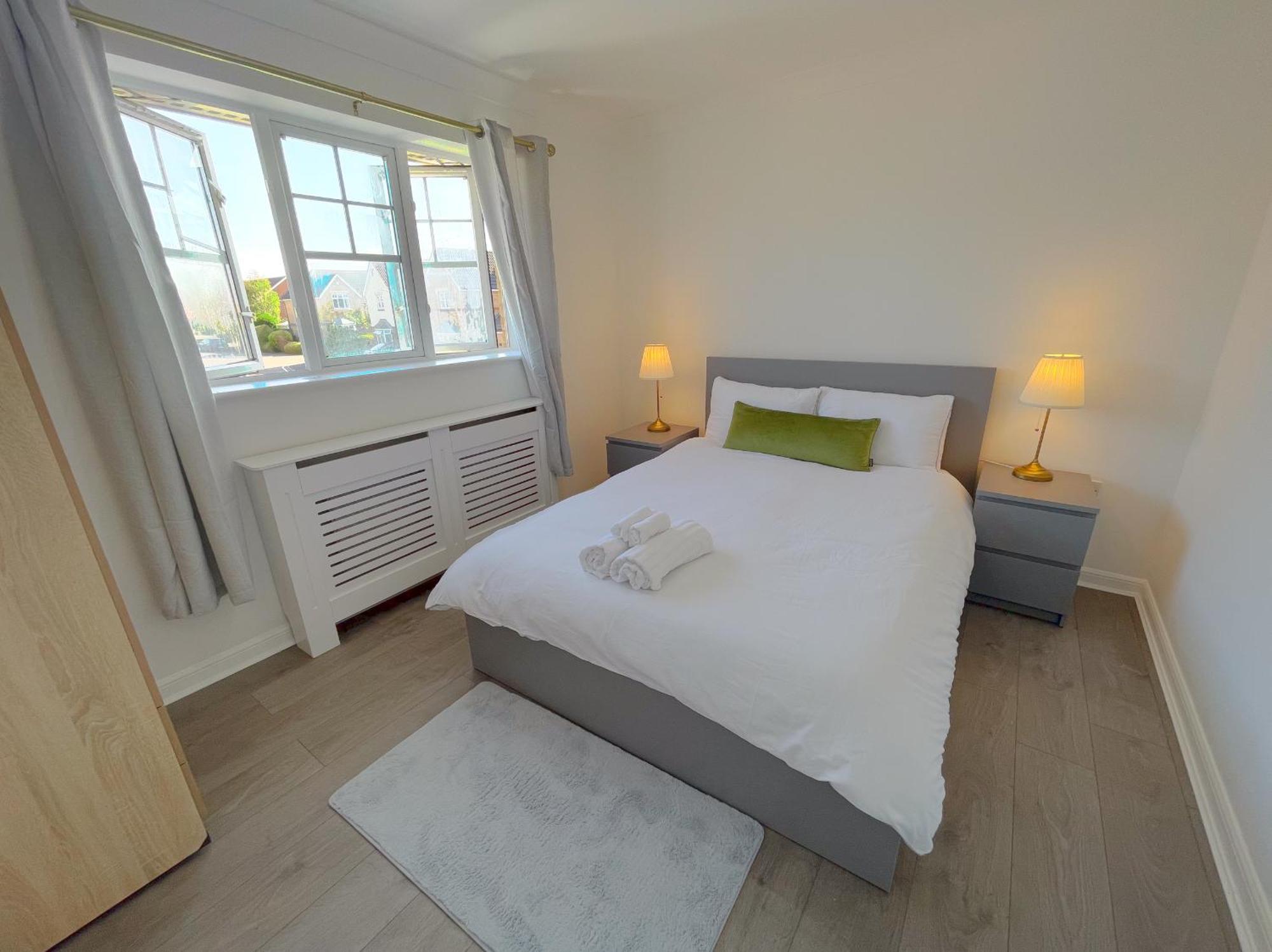 Opulent 5 Bedroom Retreat With Hot Tub And Entertainment * Sheerness