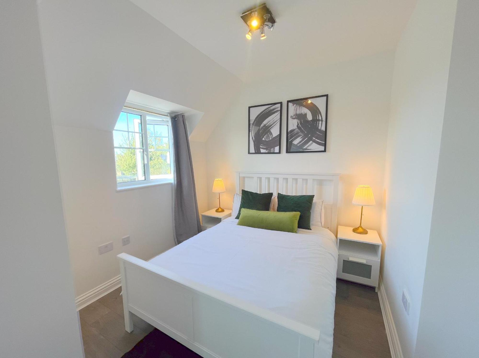 Opulent 5 Bedroom Retreat With Hot Tub And Entertainment * Sheerness