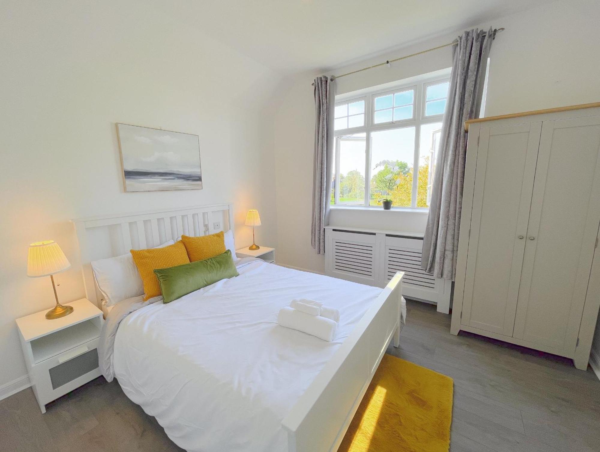Opulent 5 Bedroom Retreat With Hot Tub And Entertainment Apartment