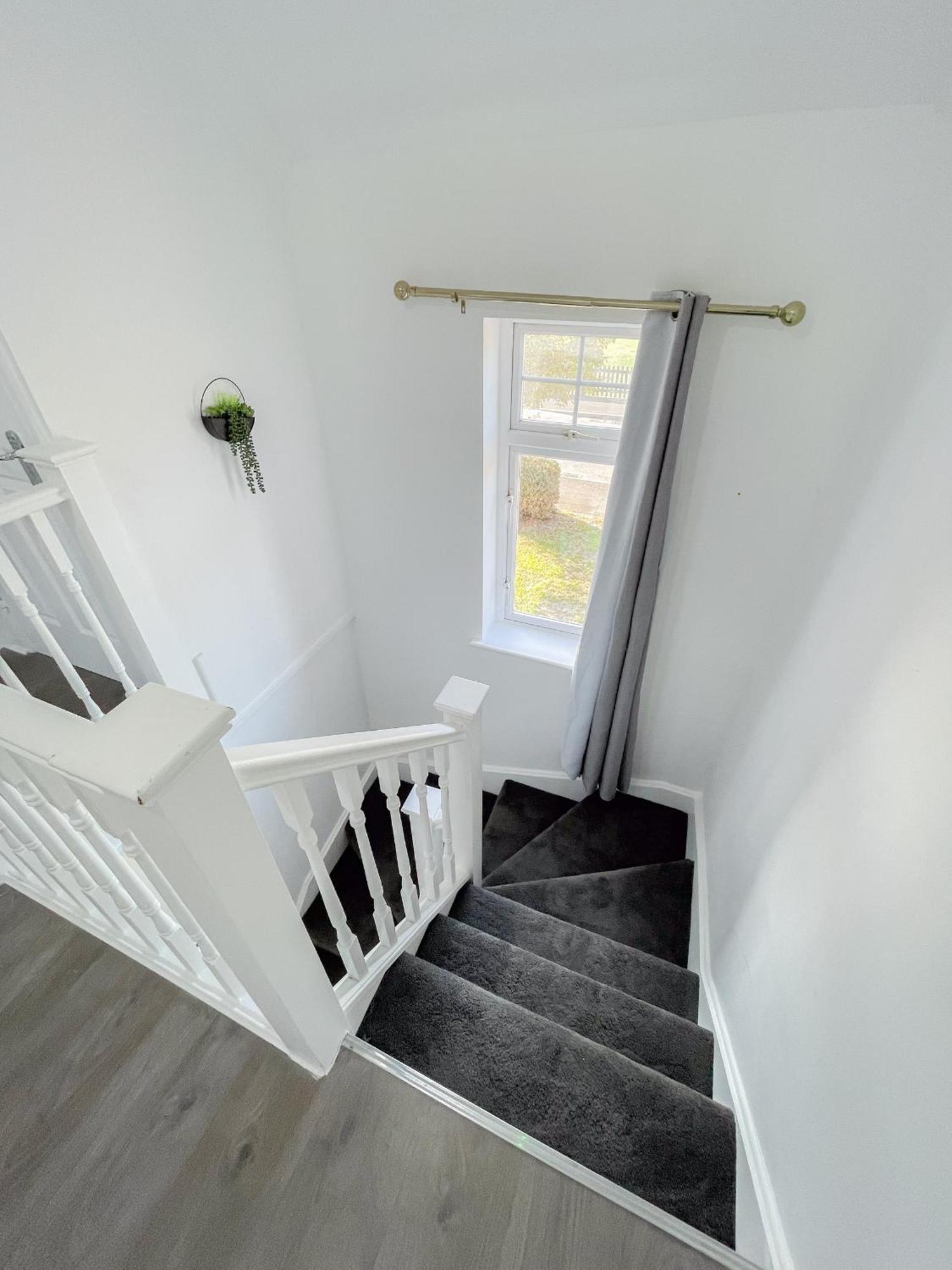 Opulent 5 Bedroom Retreat With Hot Tub And Entertainment Sheerness