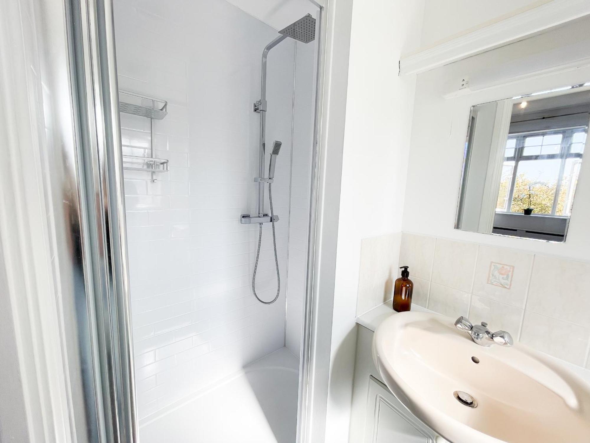 Apartment Opulent 5 Bedroom Retreat With Hot Tub And Entertainment *