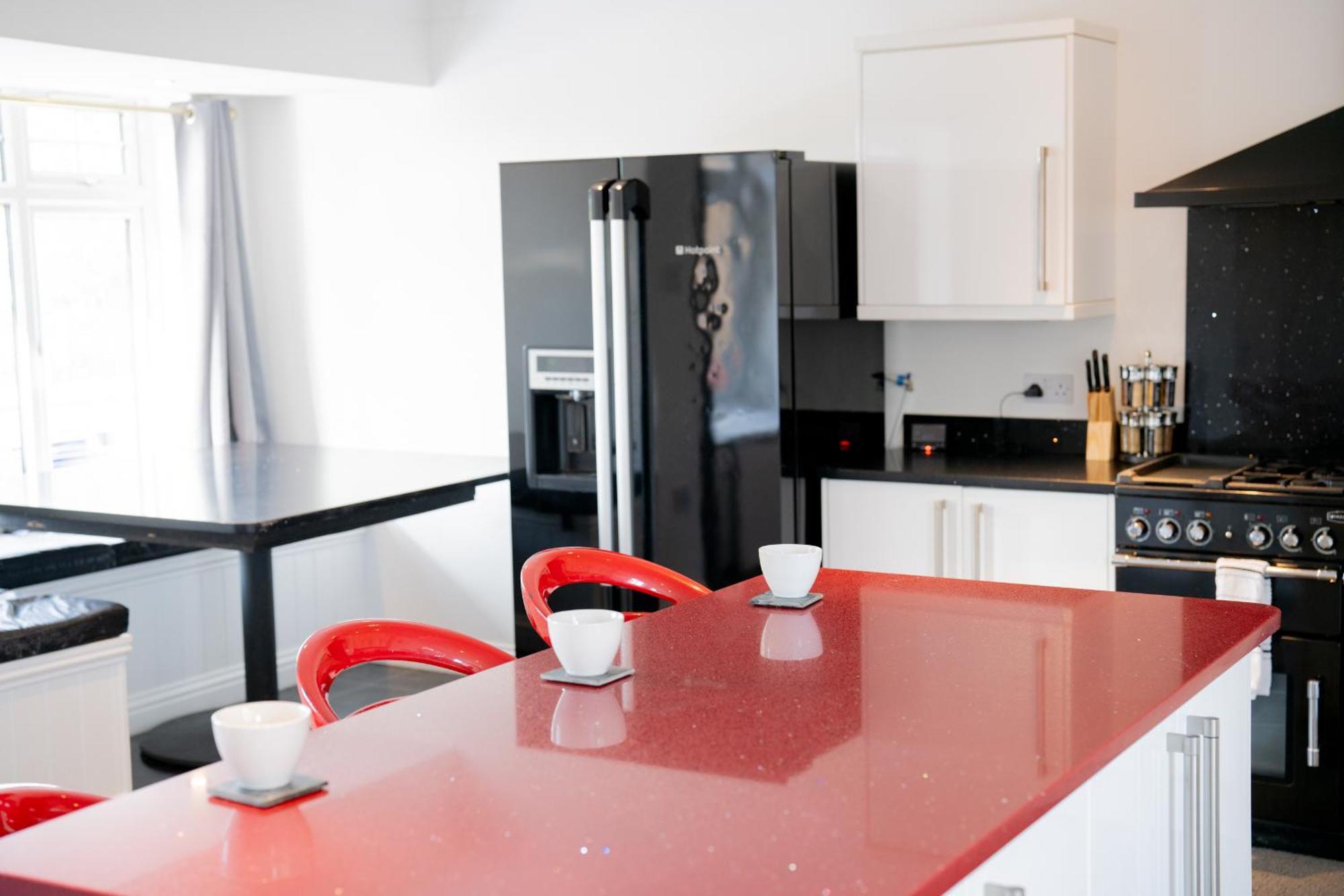Opulent 5 Bedroom Retreat With Hot Tub And Entertainment Apartment Sheerness