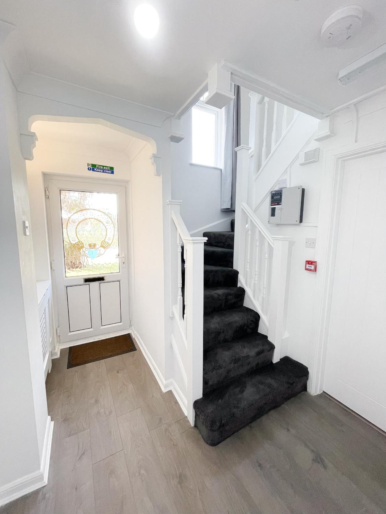 Opulent 5 Bedroom Retreat With Hot Tub And Entertainment