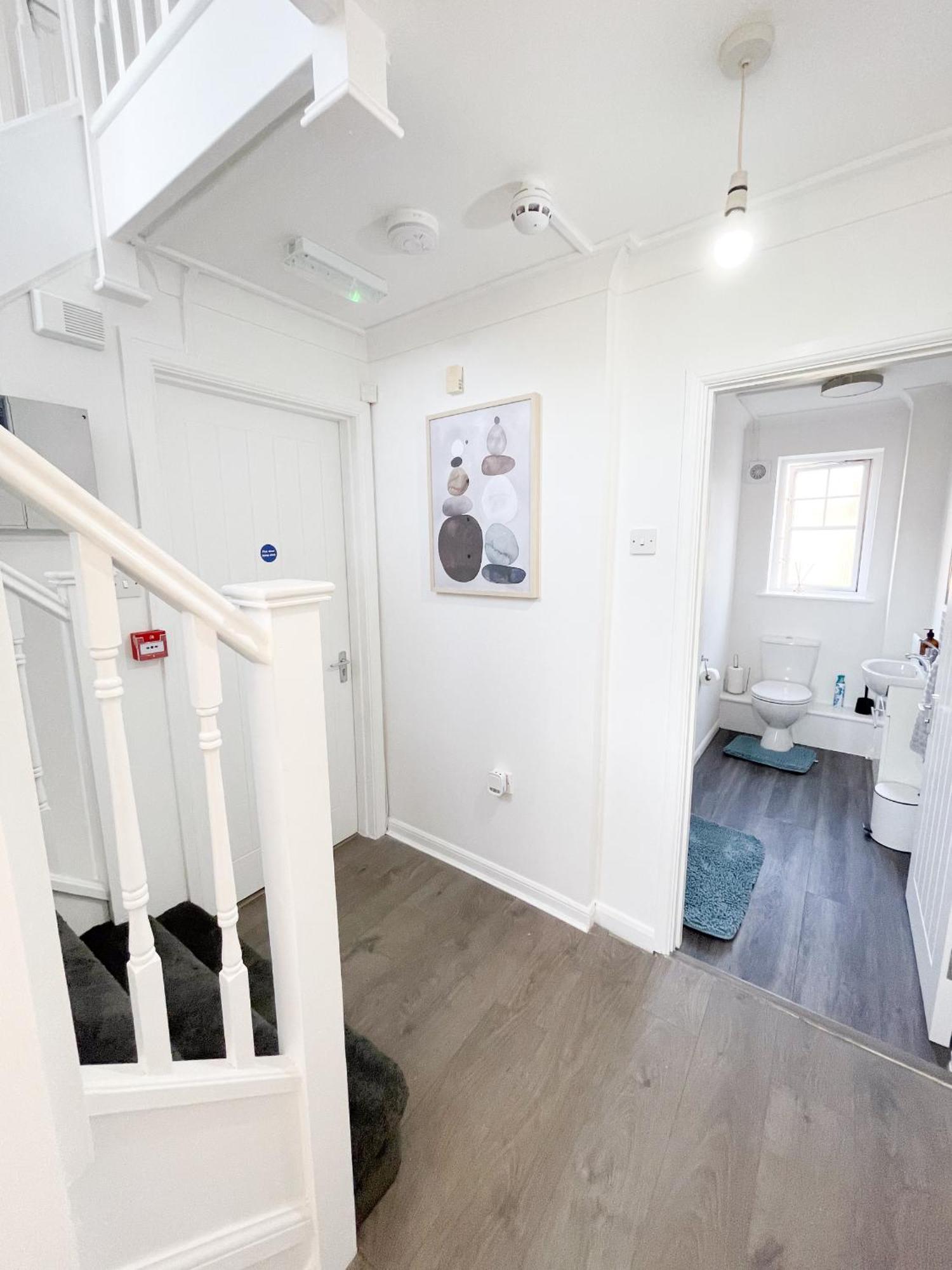 Opulent 5 Bedroom Retreat With Hot Tub And Entertainment Sheerness
