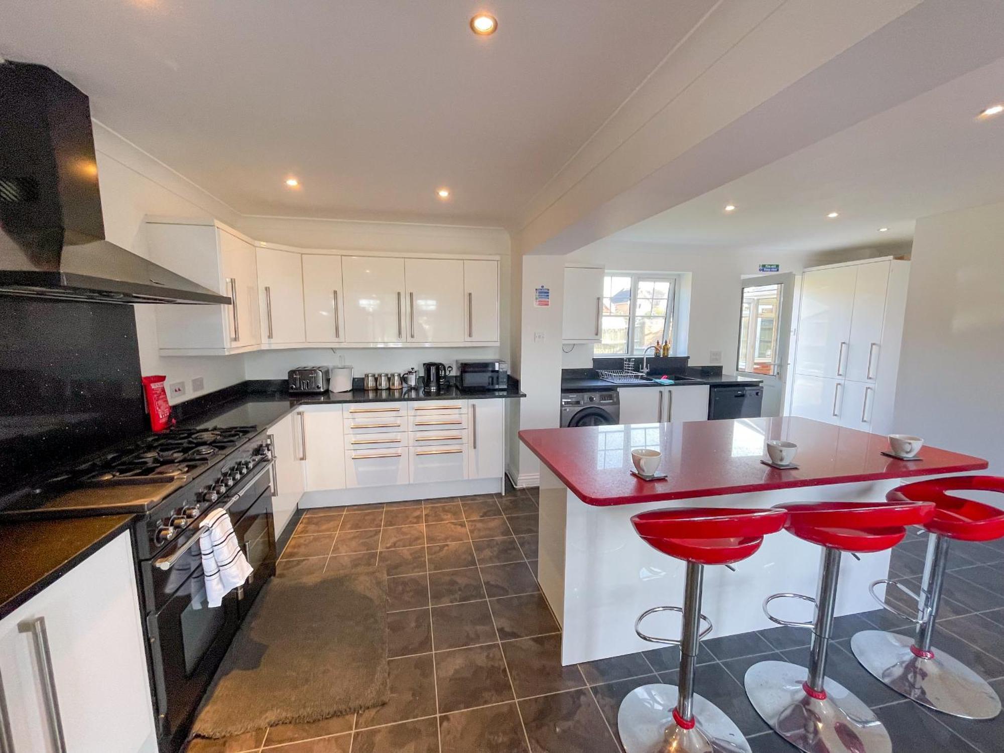 Apartment Opulent 5 Bedroom Retreat With Hot Tub And Entertainment