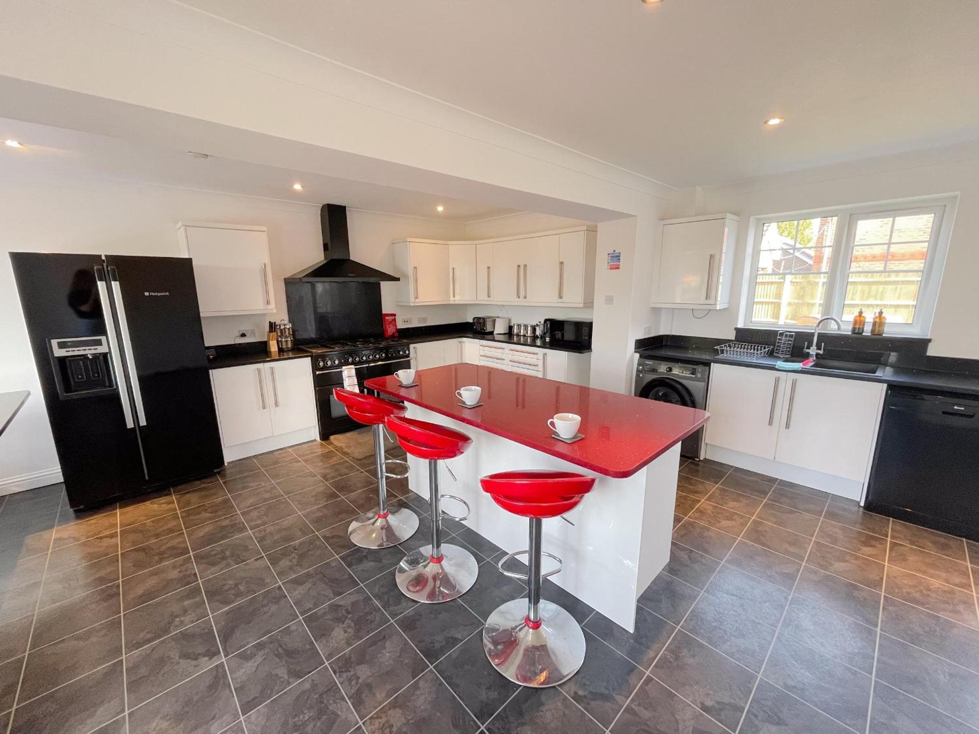 Apartment Opulent 5 Bedroom Retreat With Hot Tub And Entertainment