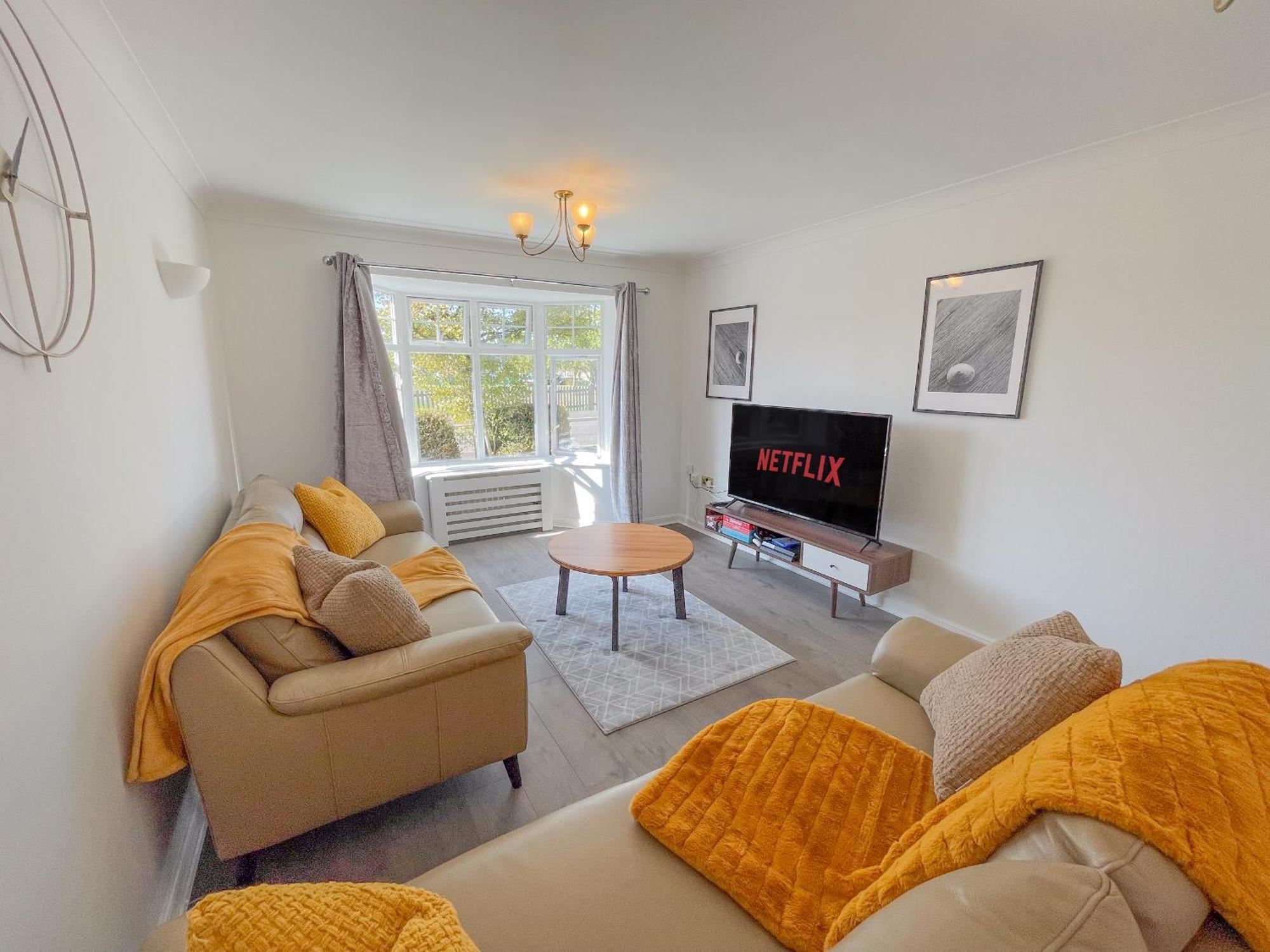 Opulent 5 Bedroom Retreat With Hot Tub And Entertainment Apartment Sheerness